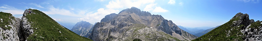 Tra cima ed anticima est di Corna Pina possente la presenza del Pizzo Arera